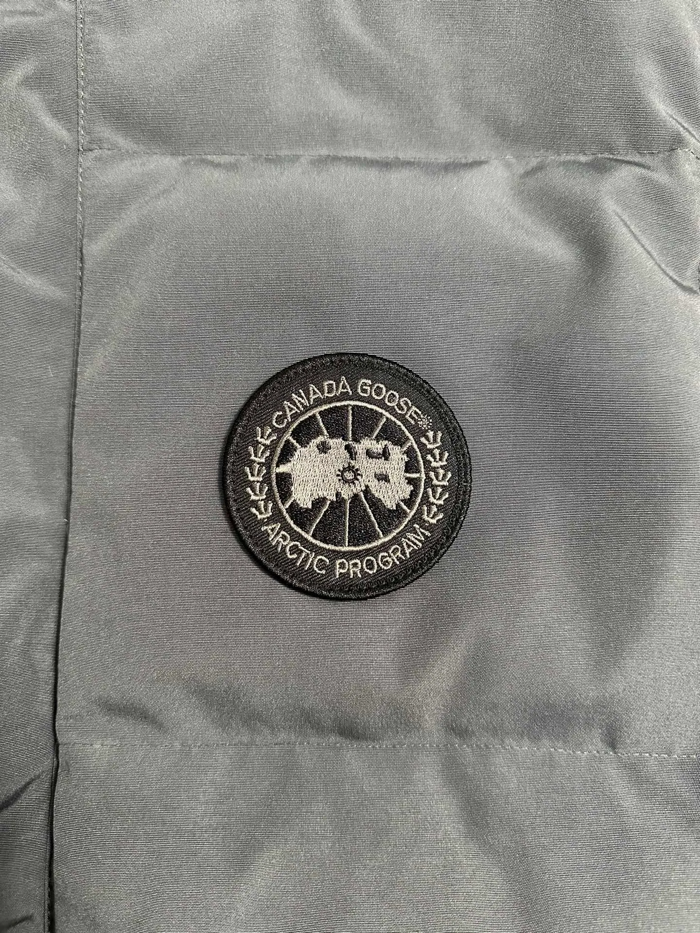 P520 Canada Goose down vest, dark gray and versatile, warm and stylish, easily adaptable to many styles, great for layering in autumn and winter~ There is only one protagonist in autumn and winter every year, and that is the goose. Any other category is a supporting role. Super stylish, simple and versatile, a must-buy item in autumn and winter. This excellent down vest can be freely layered with various clothes, it can be worn with T-shirts, sweaters, sweaters, and thin cotton, and it is made of wear-resistant fabric without being pretentious! Color: black, gray, white Size: XS, S, M, L, XL, XXL